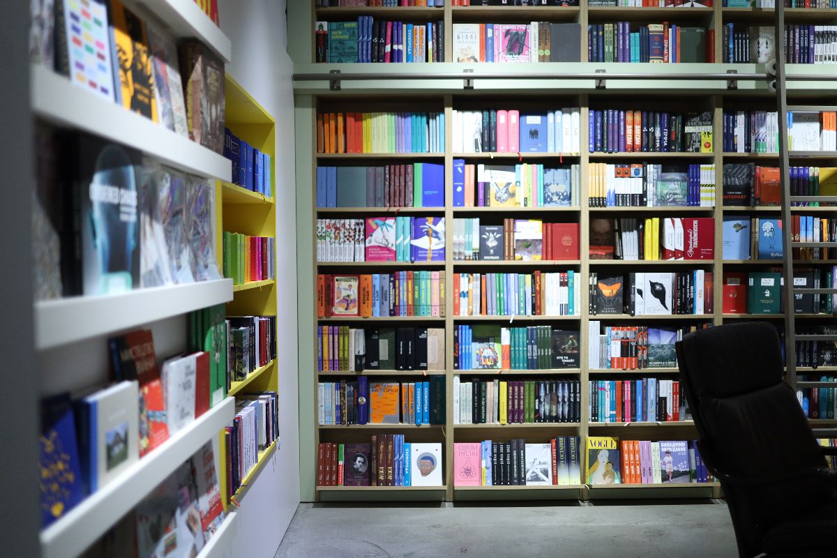 купити книгу в СЕНС